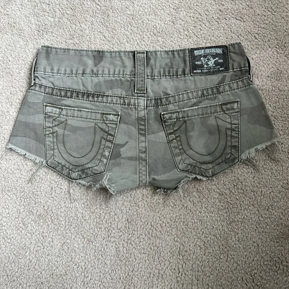 True Religion Bobby Cut Off Shorts - Picture 4 of 6
